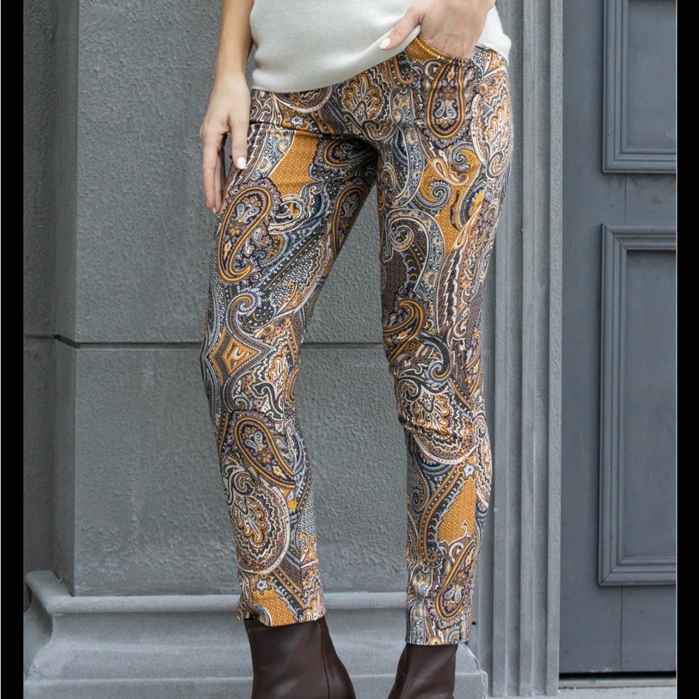 🔥0025– NWT Elegant Paisley Print Cropped Pants